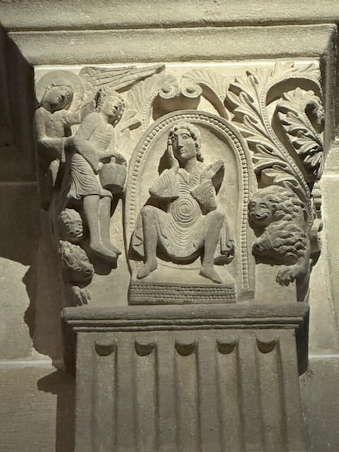 Chapiteau de la cathédrale d'Autun montrant un saint avec son TanTien