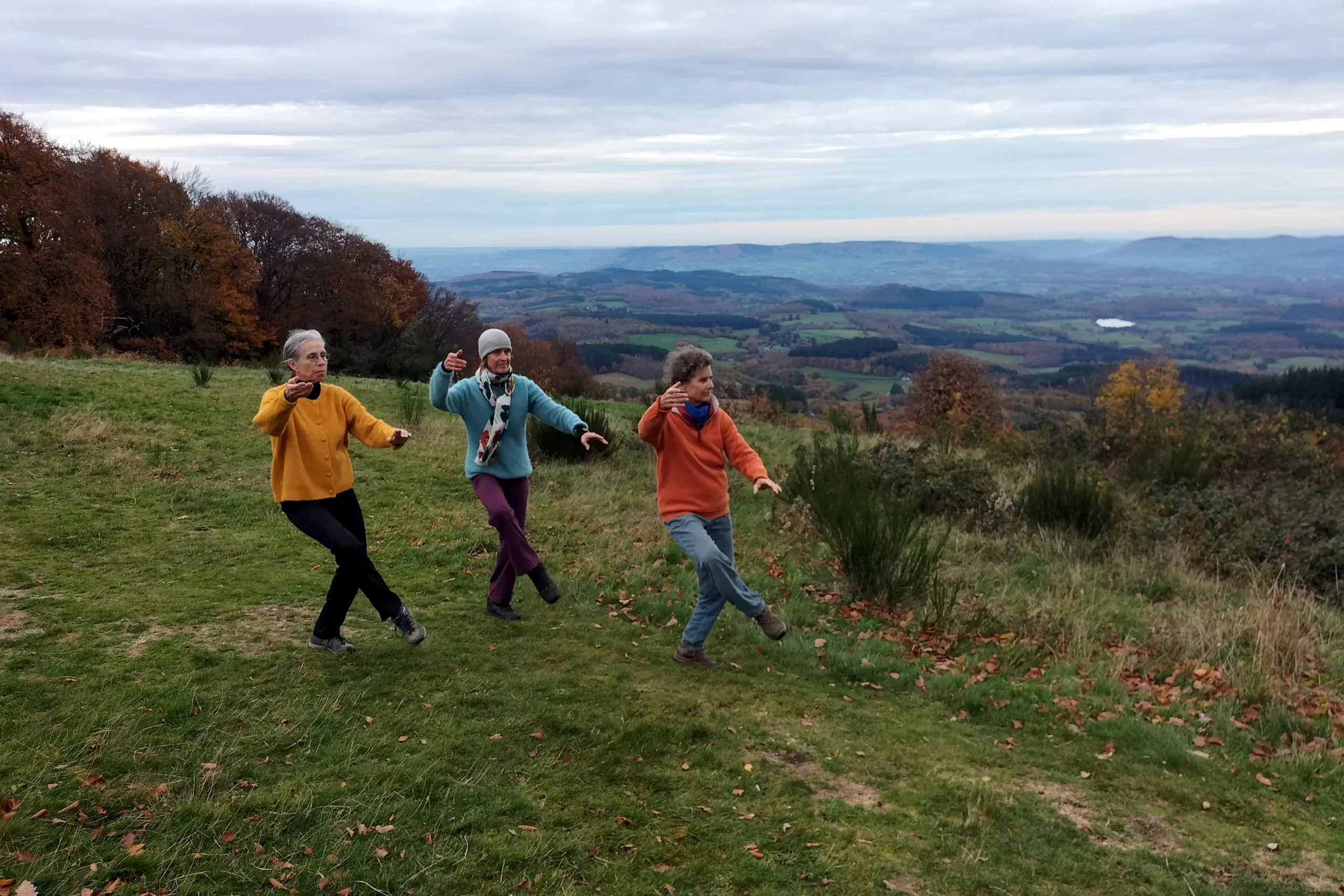 Formatrices corps vivant corps conscient pratiquant en montagne