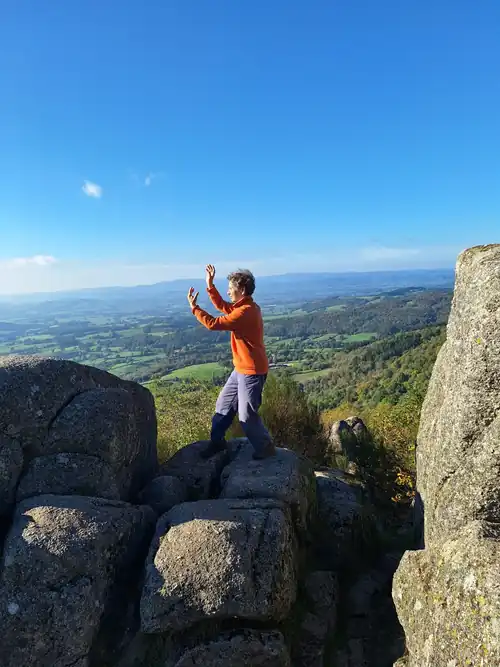 bonne-annee-nicole_r Nicole Bernard, professeur de Tai chi et co-fondatrice de l'école Corps Vivant Corps Conscient, pratiquant le tai chi sur un rocher en haut du Mont Beuvray